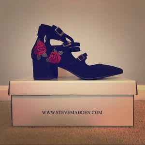 Rose 🌹 embroidered 👠 black 🖤 heels!!!